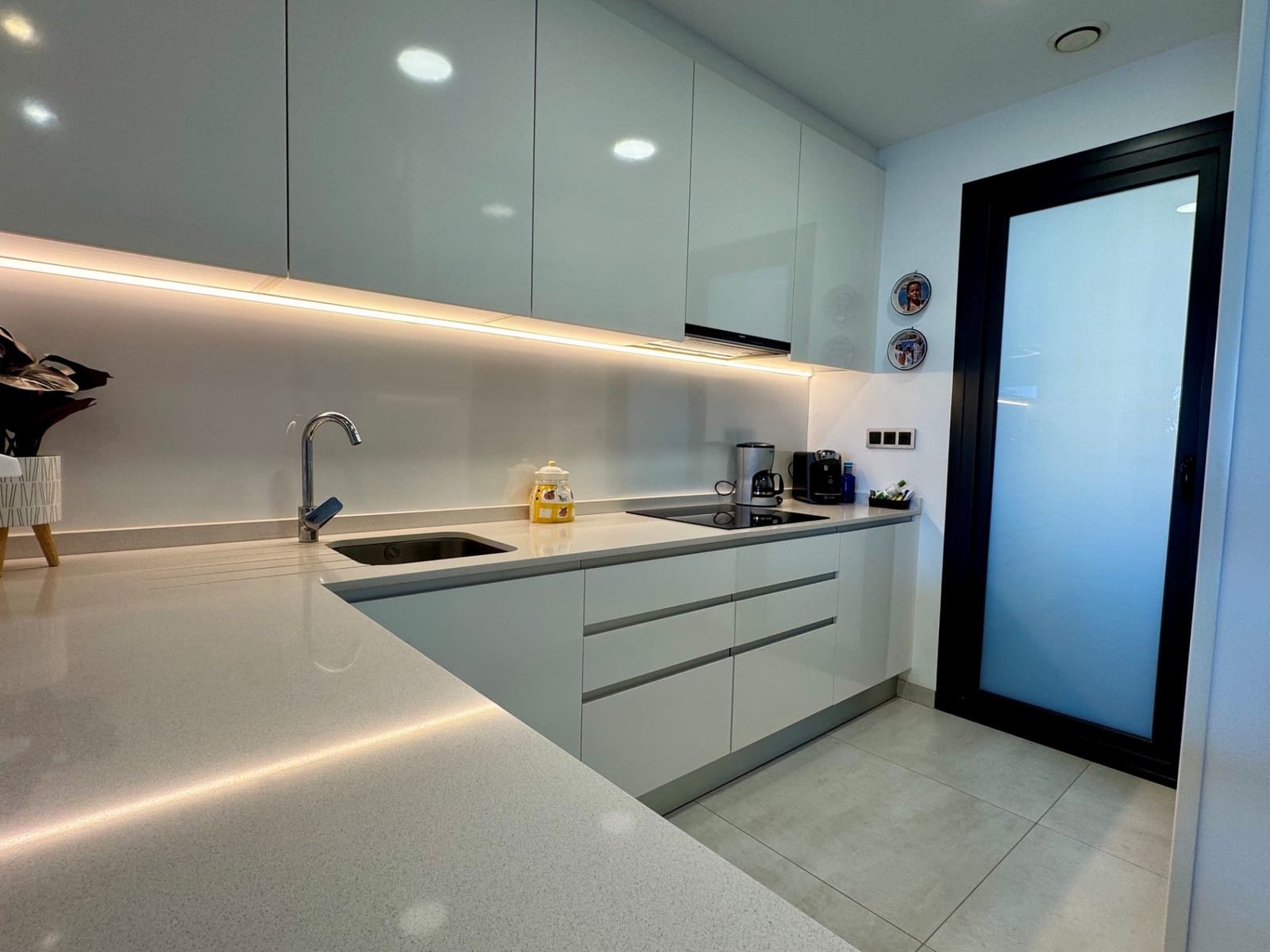 2 slaapkamer Appartement te koop in Benidorm met zwembad garage - € 675.000 (Ref: 10026091)