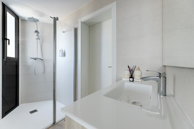 2 makuuhuone Huoneisto myytävänä paikassa Playa Poniente, Benidorm mukana uima-altaan 
autotalli - 595 000 € (Ref: 10026092)