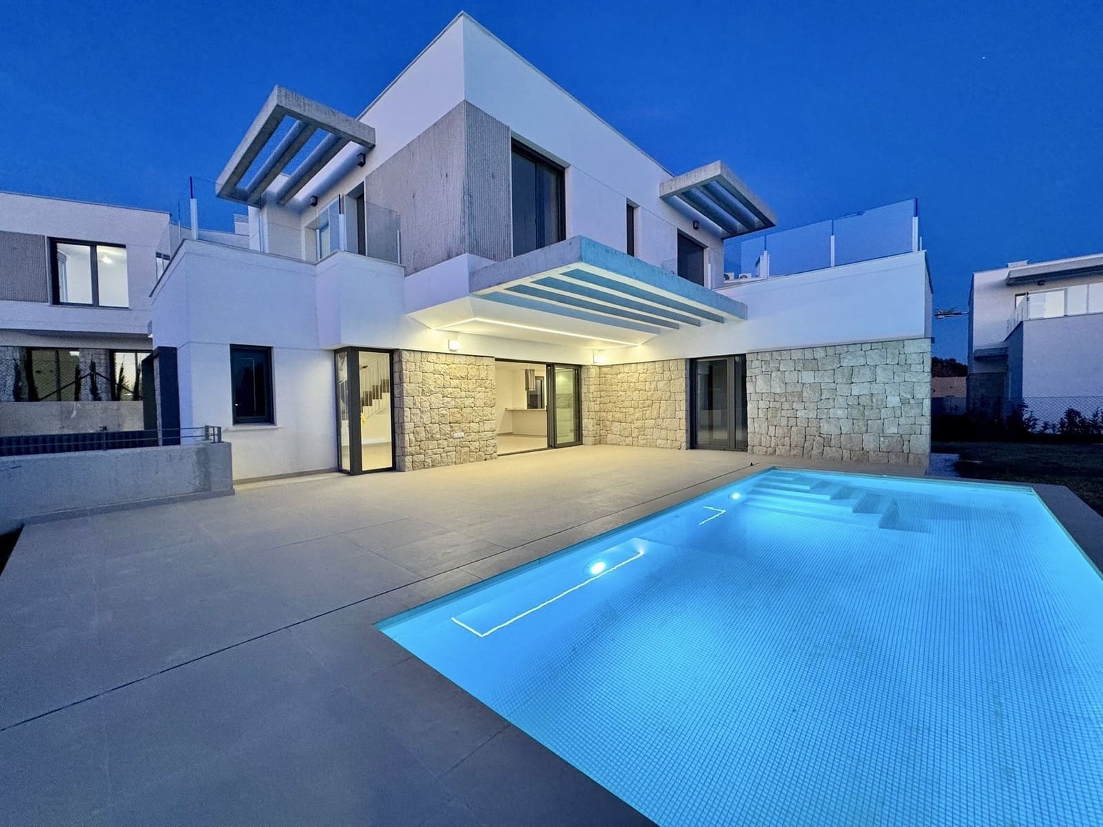 4 bedroom Villa for sale in Finestrat with garage - € 895,000 (Ref: 10026128)
