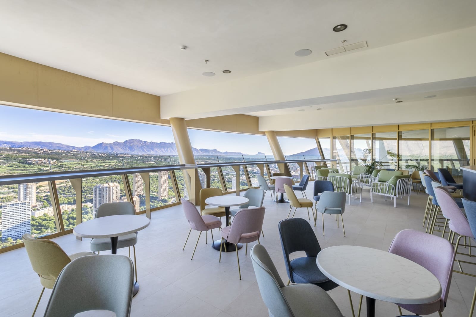 Apartamento de 2 habitaciones en Benidorm en venta con piscina garaje - 469.000 € (Ref: 9565514)