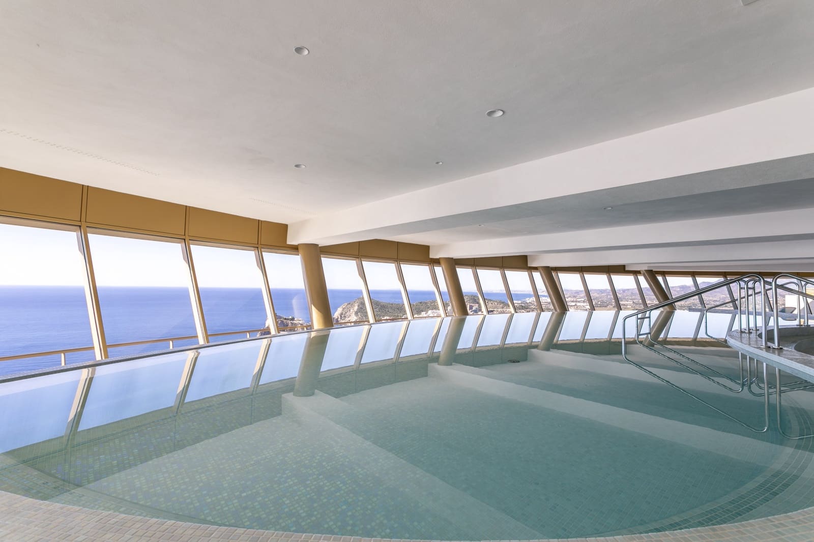 Apartamento de 2 habitaciones en Benidorm en venta con piscina garaje - 469.000 € (Ref: 9565514)