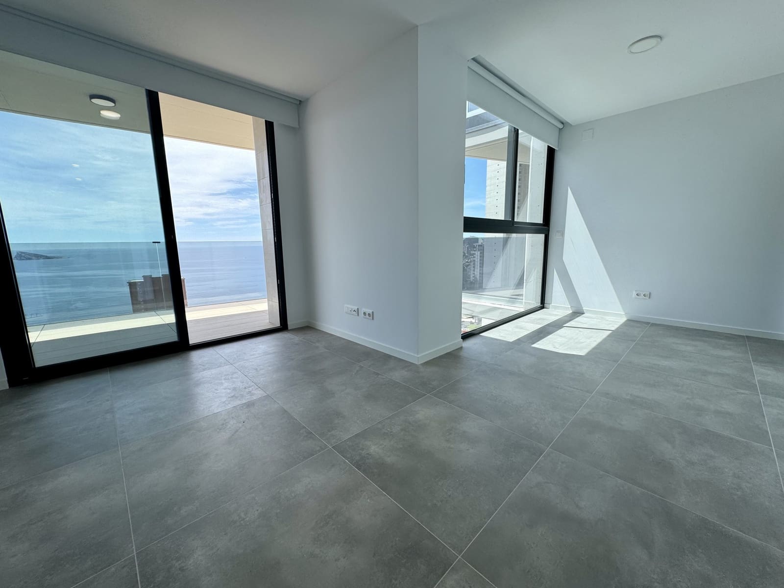 2 bedroom Penthouse for sale in Benidorm with pool - € 1,590,000 (Ref: 9565527)