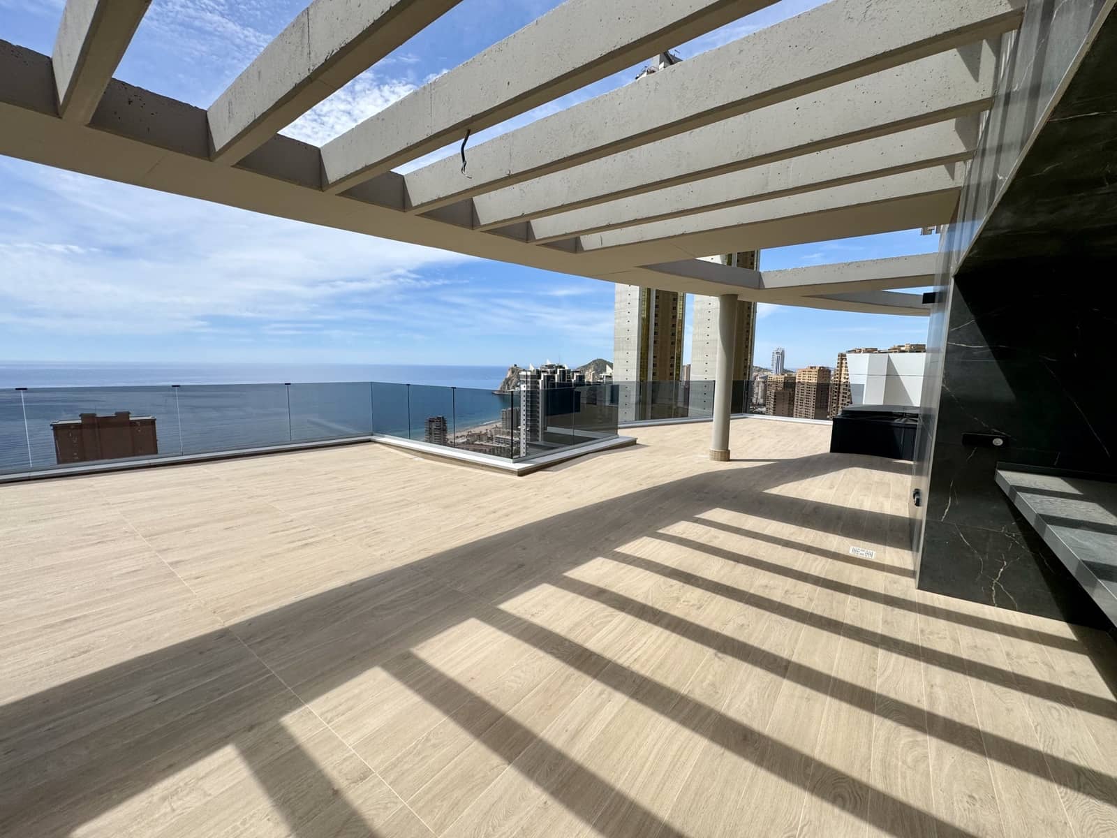 2 bedroom Penthouse for sale in Benidorm with pool - € 1,590,000 (Ref: 9565527)