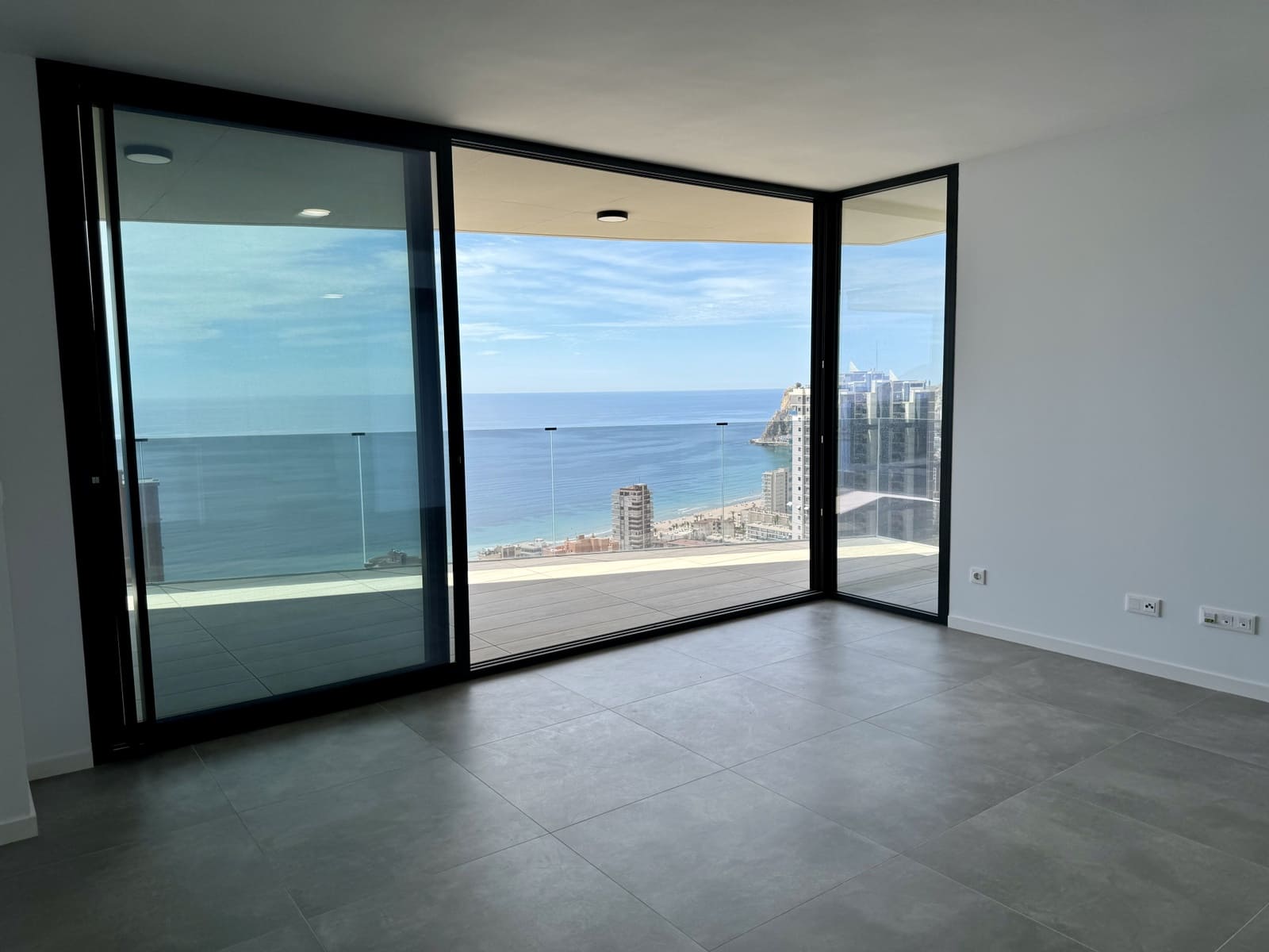 2 quarto Penthouse para venda em Benidorm com piscina - 1 590 000 € (Ref: 9565527)