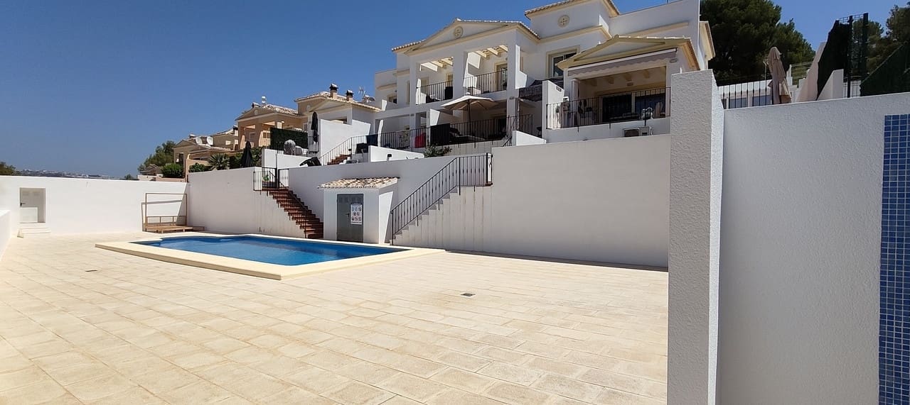 2 soveværelse Byhus til salg i Calpe / Calp med swimmingpool - € 399.000 (Ref: 9565548)