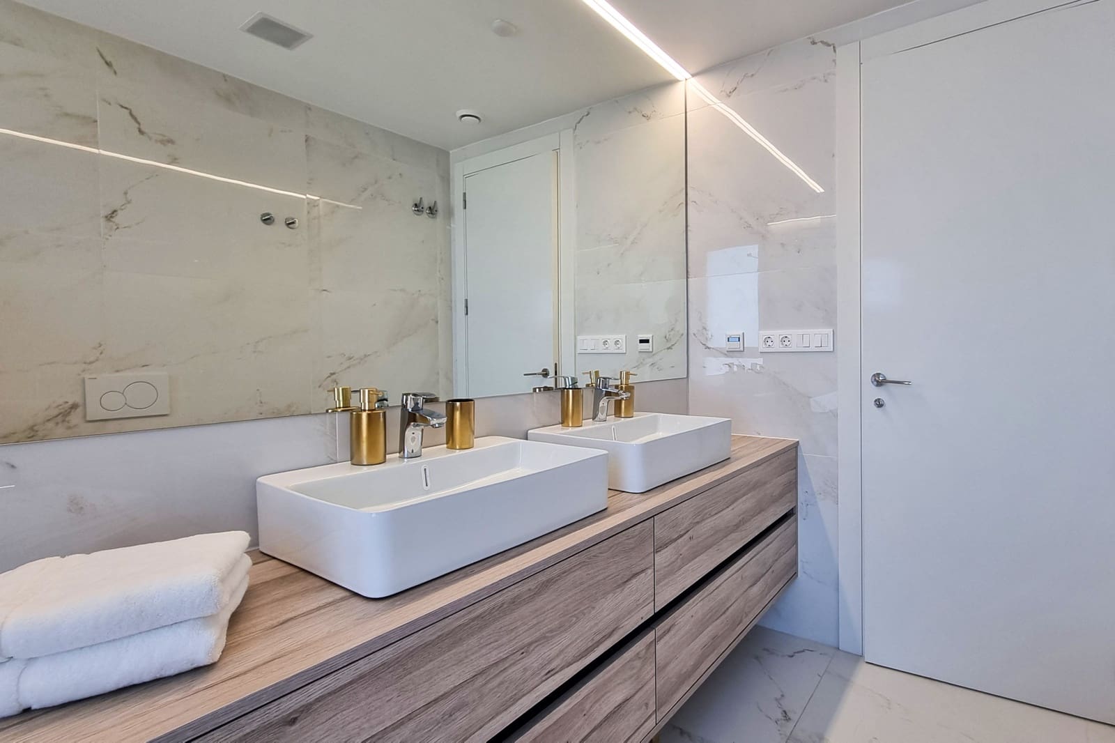 Apartamento de 3 habitaciones en Benidorm en venta con piscina garaje - 850.000 € (Ref: 9591638)