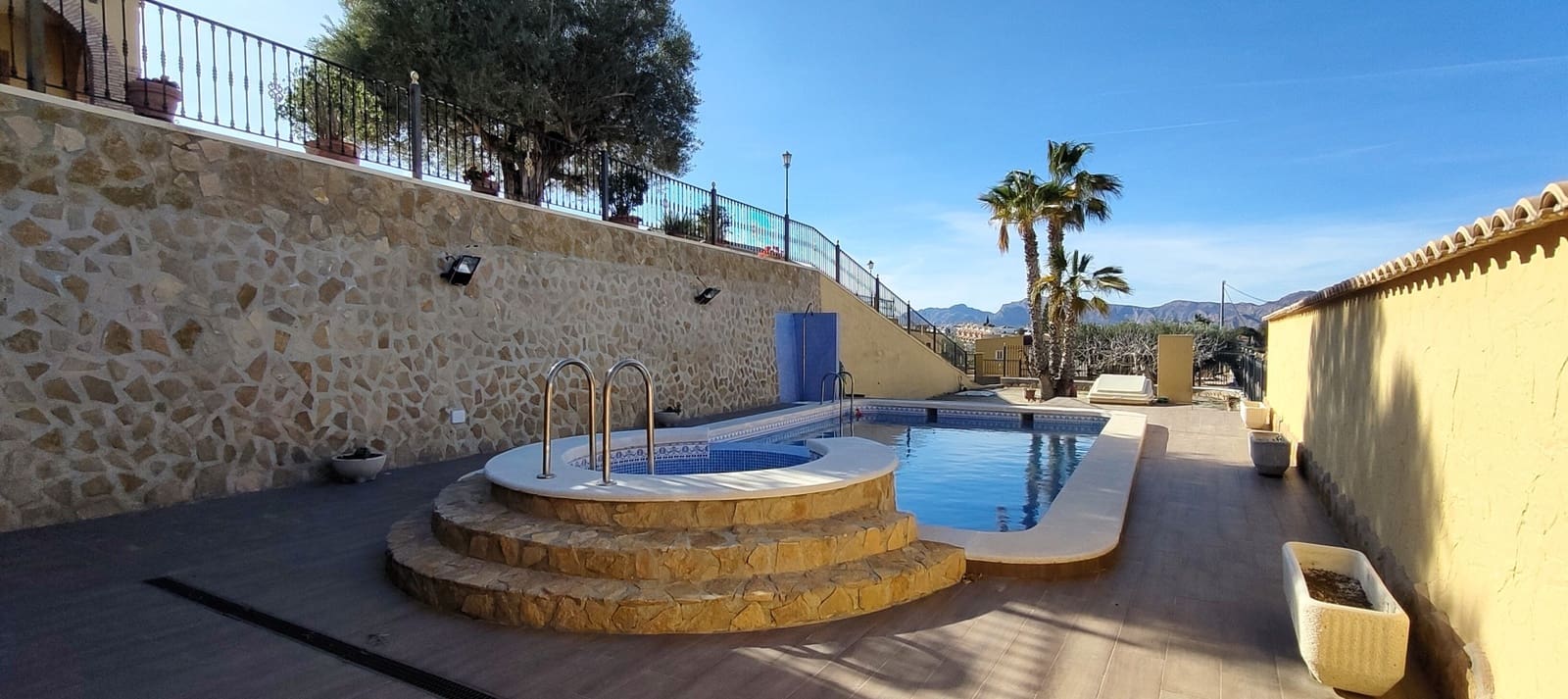 4 soveværelse Finca/Landehus til salg i Bigastro med swimmingpool garage - € 459.000 (Ref: 9659666)