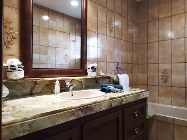 5 bedroom Villa for sale in Tamarit, Tarragona city with garage - € 459,000 (Ref: 5954773)