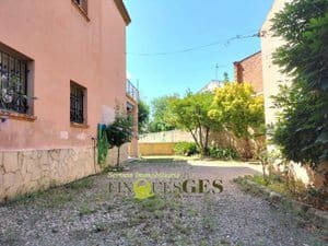 5 bedroom Townhouse for sale in Vilallonga del Camp with garage - € 310,000 (Ref: 9895413)