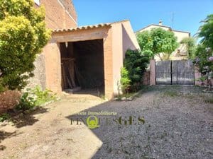 5 bedroom Townhouse for sale in Vilallonga del Camp with garage - € 310,000 (Ref: 9895413)