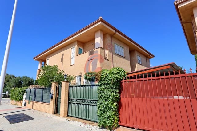 Chalet de 4 habitaciones en La Marina, Elche / Elx en venta con garaje - 550.000 € (Ref: 7737597)