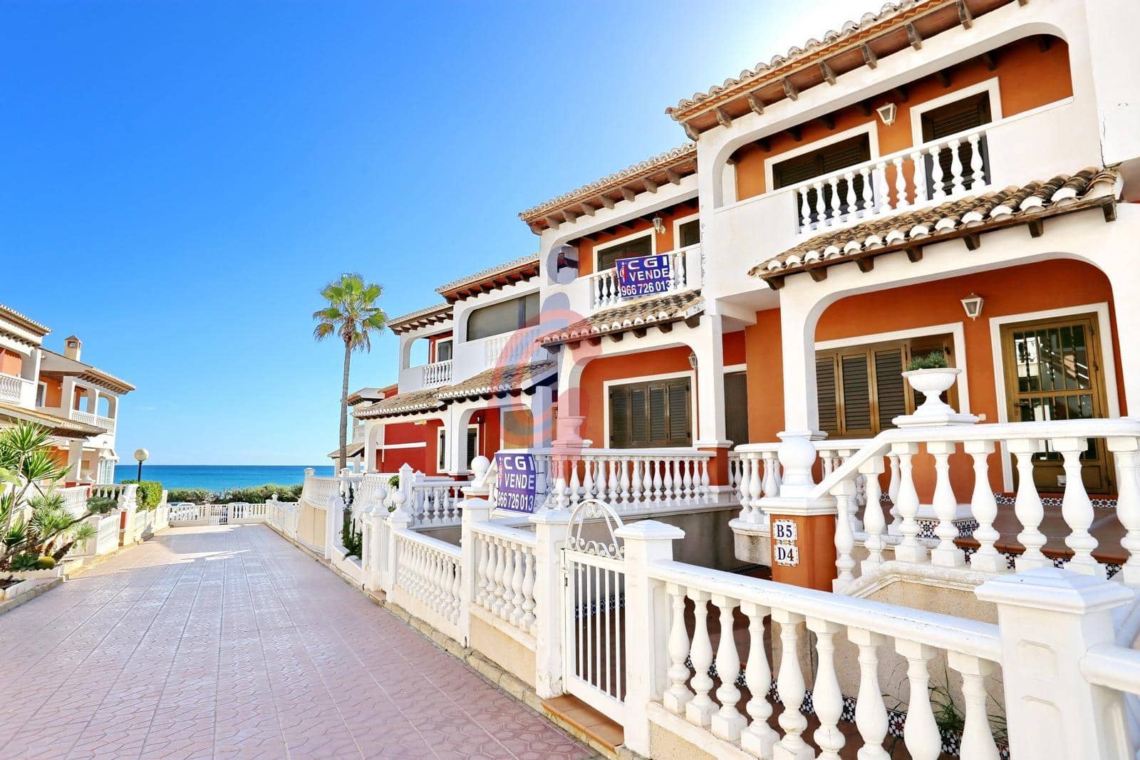 4 soveværelse Rækkehus til salg i Guardamar del Segura med garage - € 359.000 (Ref: 8511798)