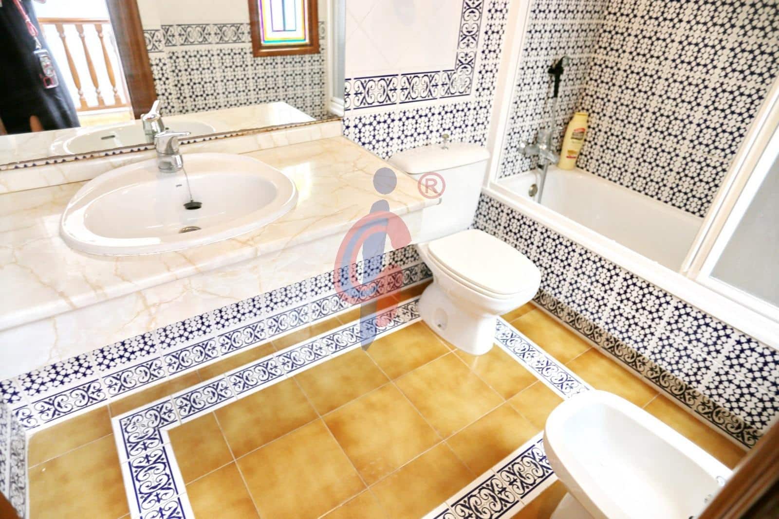 4 soveværelse Rækkehus til salg i Guardamar del Segura med garage - € 359.000 (Ref: 8511798)