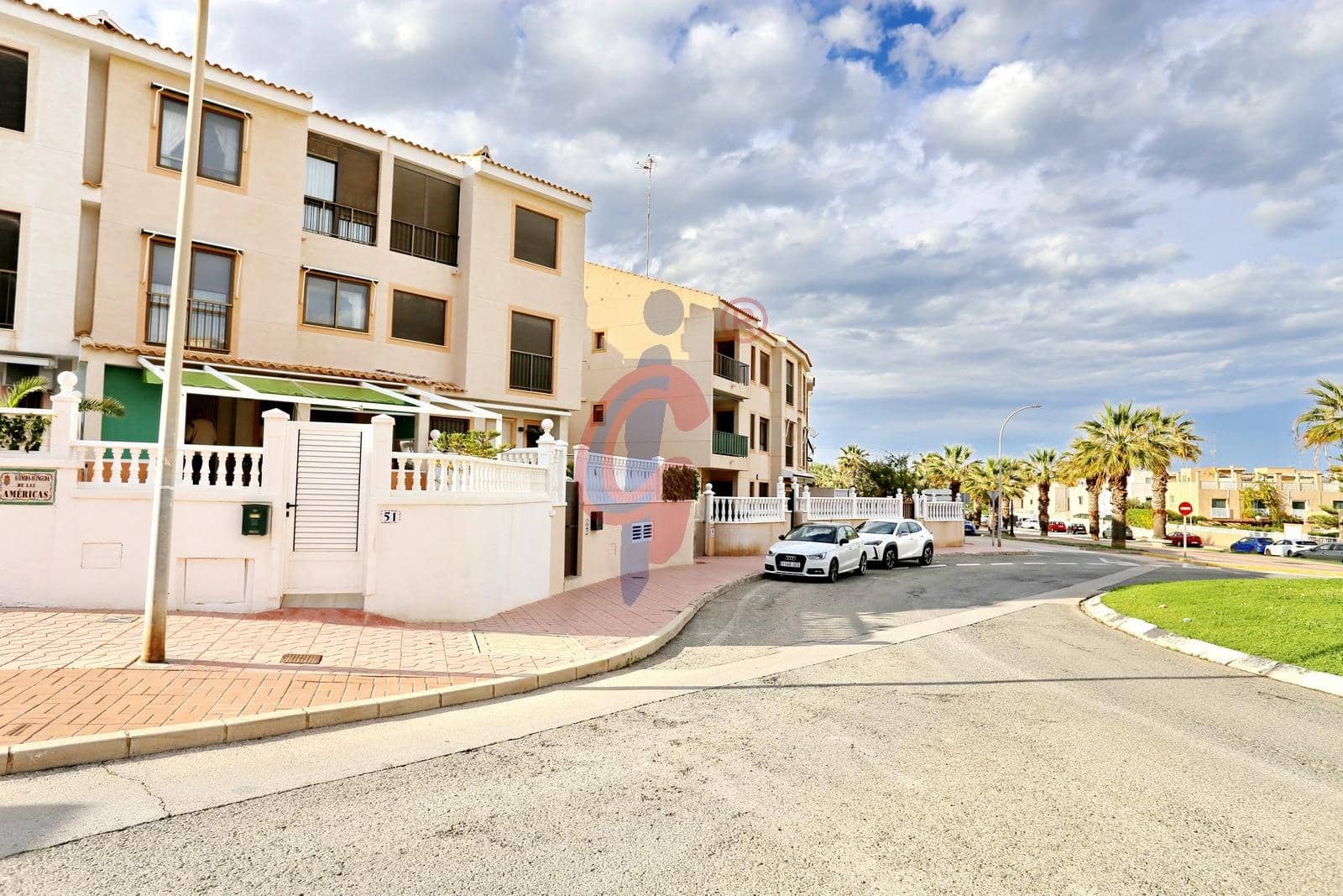 4 soveværelse Rækkehus til salg i Guardamar del Segura med swimmingpool garage - € 435.000 (Ref: 8915207)