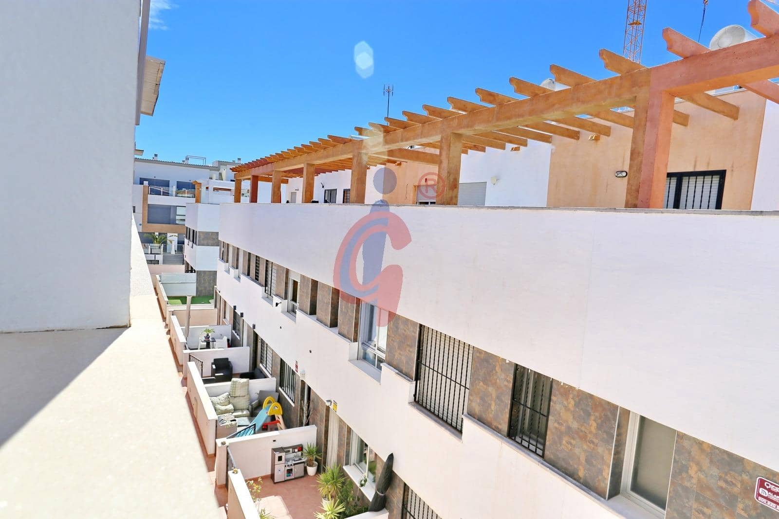 3 soveværelse Rækkehus til salg i Guardamar del Segura med swimmingpool garage - € 240.000 (Ref: 8944047)