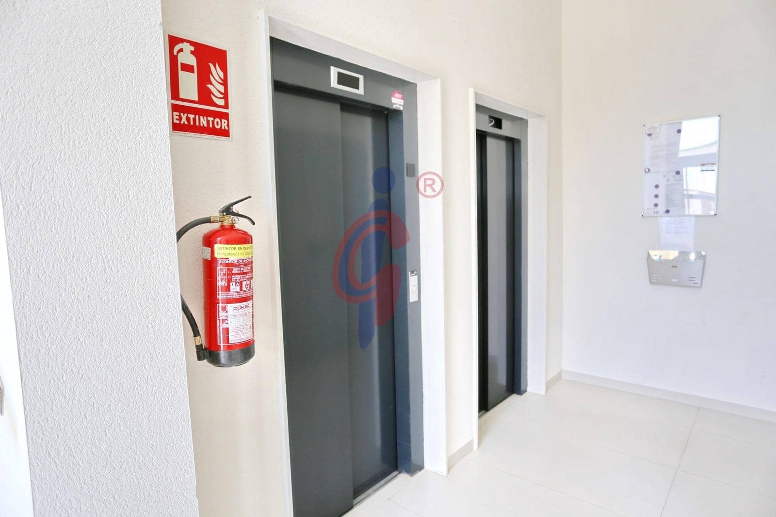 2 makuuhuone Huoneisto myytävänä paikassa Guardamar del Segura mukana uima-altaan 
autotalli - 270 000 € (Ref: 9099222)