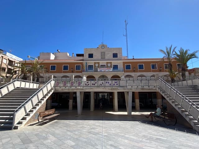 Kaupallinen myytävänä paikassa Puerto Deportivo, Guardamar del Segura - 99 900 € (Ref: 9110440)