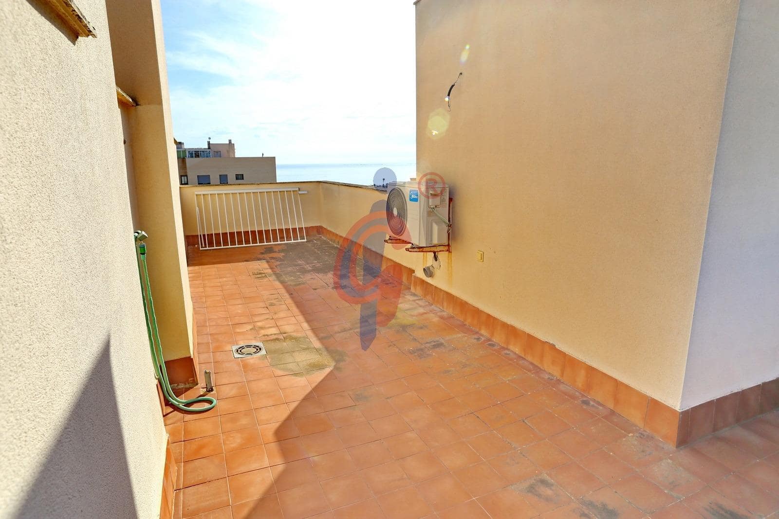 Ático de 2 habitaciones en Guardamar del Segura en venta con piscina garaje - 249.500 € (Ref: 9349664)