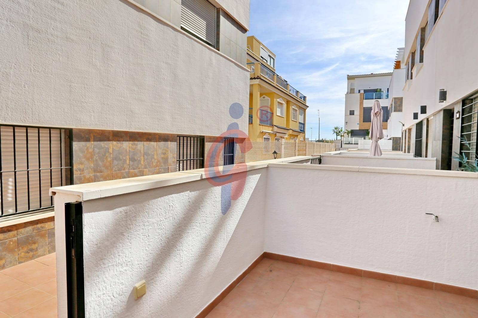 3 soveværelse Rækkehus til salg i Guardamar del Segura med swimmingpool garage - € 185.000 (Ref: 9385735)