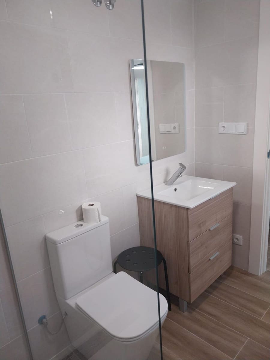 Apartamento de 2 habitaciones en Guardamar del Segura en alquiler - 950 € (Ref: 9509046)