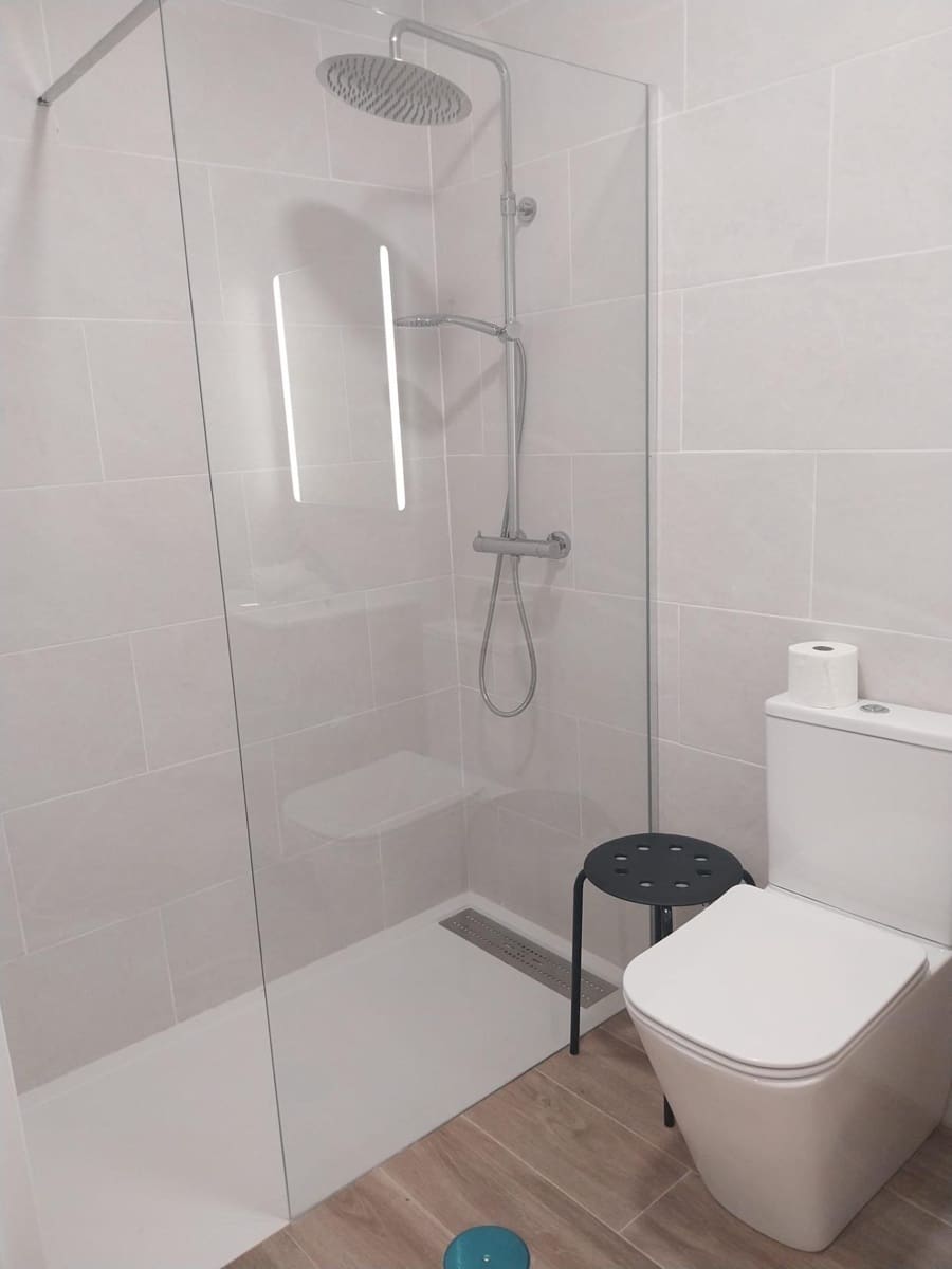 Apartamento de 2 habitaciones en Guardamar del Segura en alquiler - 950 € (Ref: 9509046)