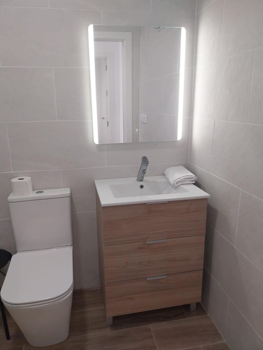 Apartamento de 2 habitaciones en Guardamar del Segura en alquiler - 950 € (Ref: 9509046)