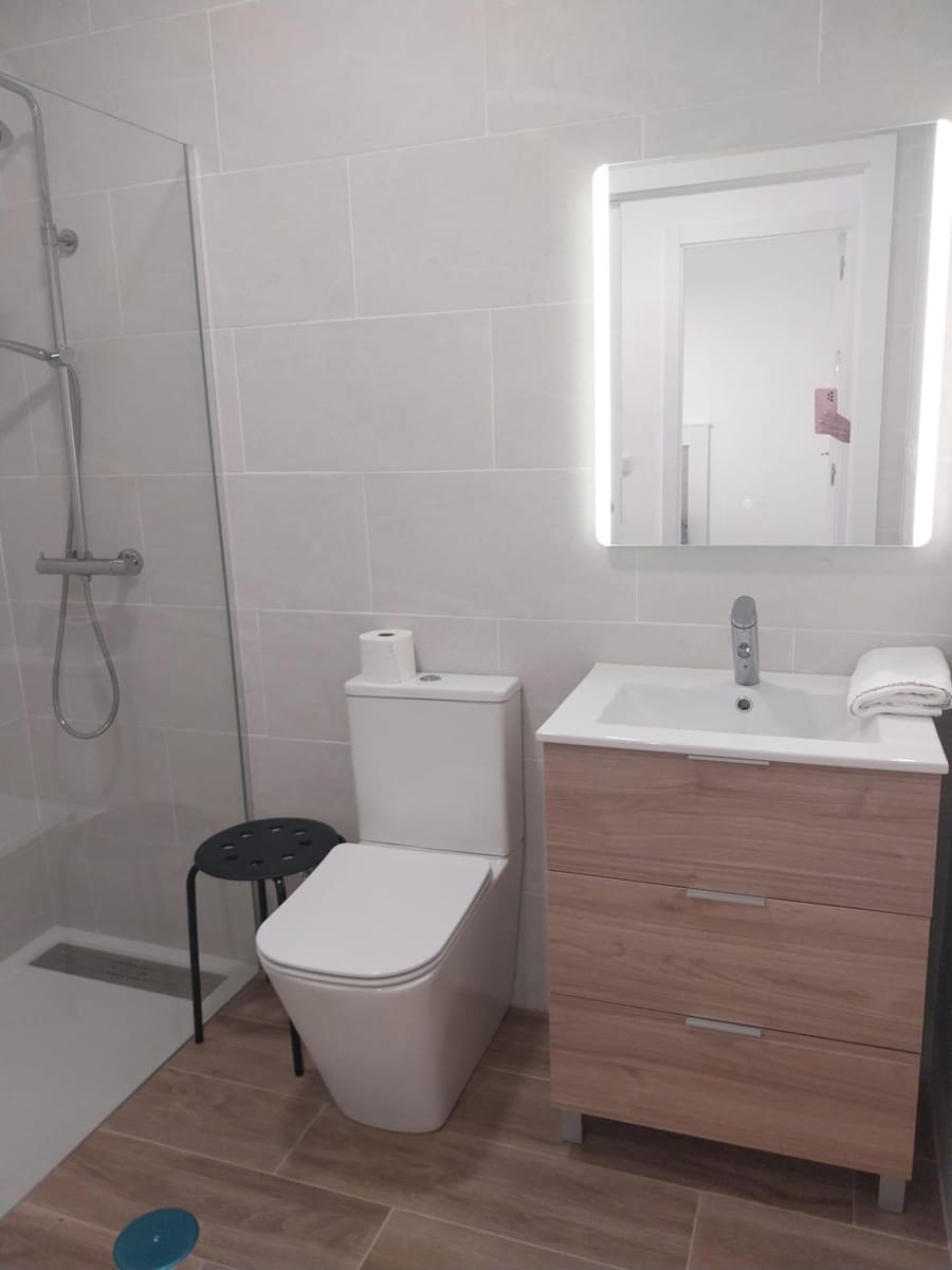 Apartamento de 2 habitaciones en Guardamar del Segura en alquiler - 950 € (Ref: 9509046)