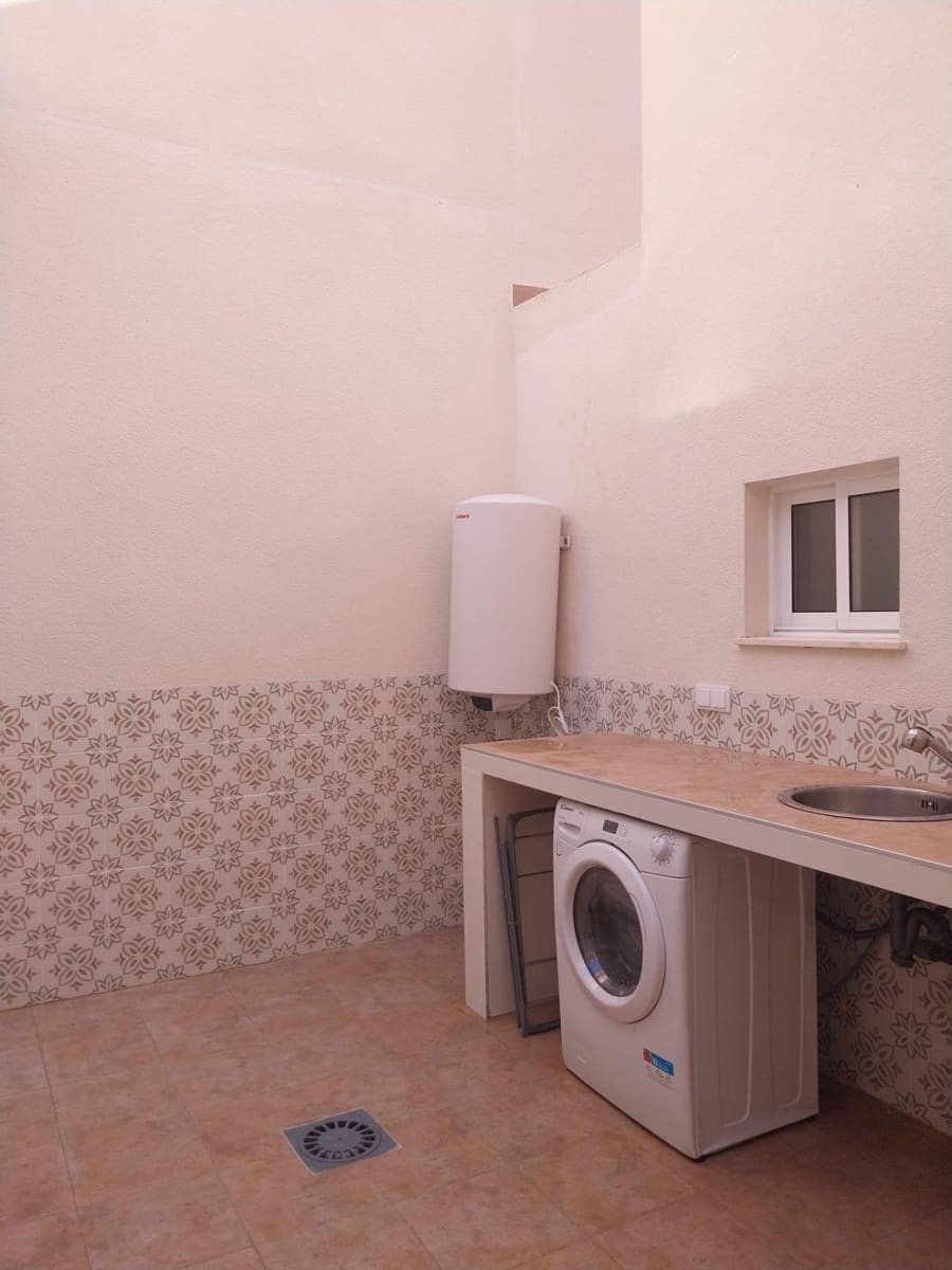 Apartamento de 2 habitaciones en Guardamar del Segura en alquiler - 950 € (Ref: 9509046)