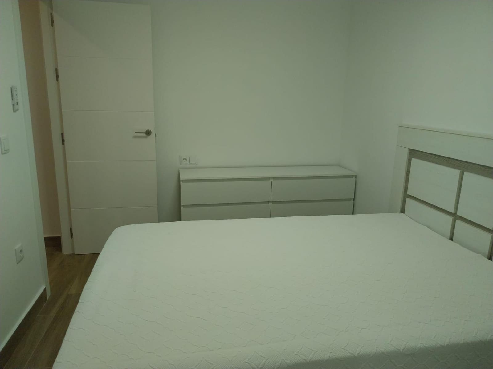 Apartamento de 2 habitaciones en Guardamar del Segura en alquiler - 950 € (Ref: 9509046)