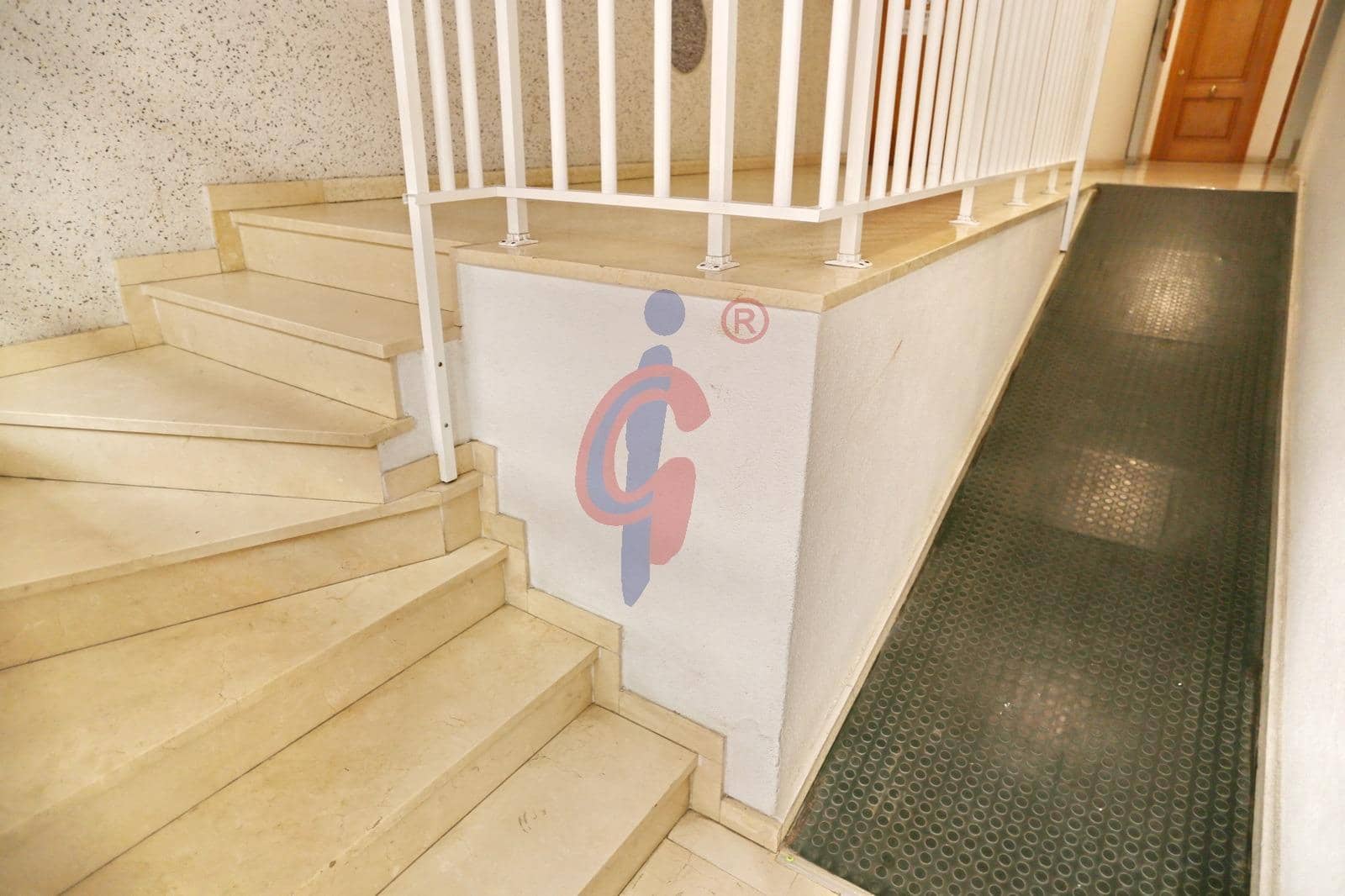 2 makuuhuone Asunto vuokrattavana paikassa Guardamar del Segura mukana 
autotalli - 800 € (Ref: 9555980)