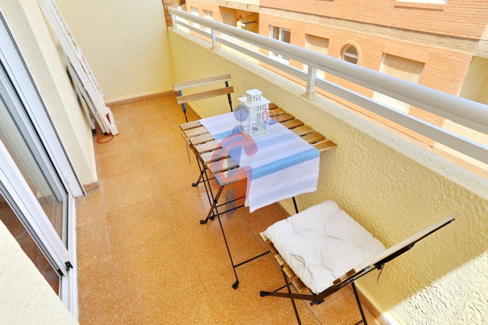 Apartamento de 2 habitaciones en Guardamar del Segura en alquiler con garaje - 1.000 € (Ref: 9882008)