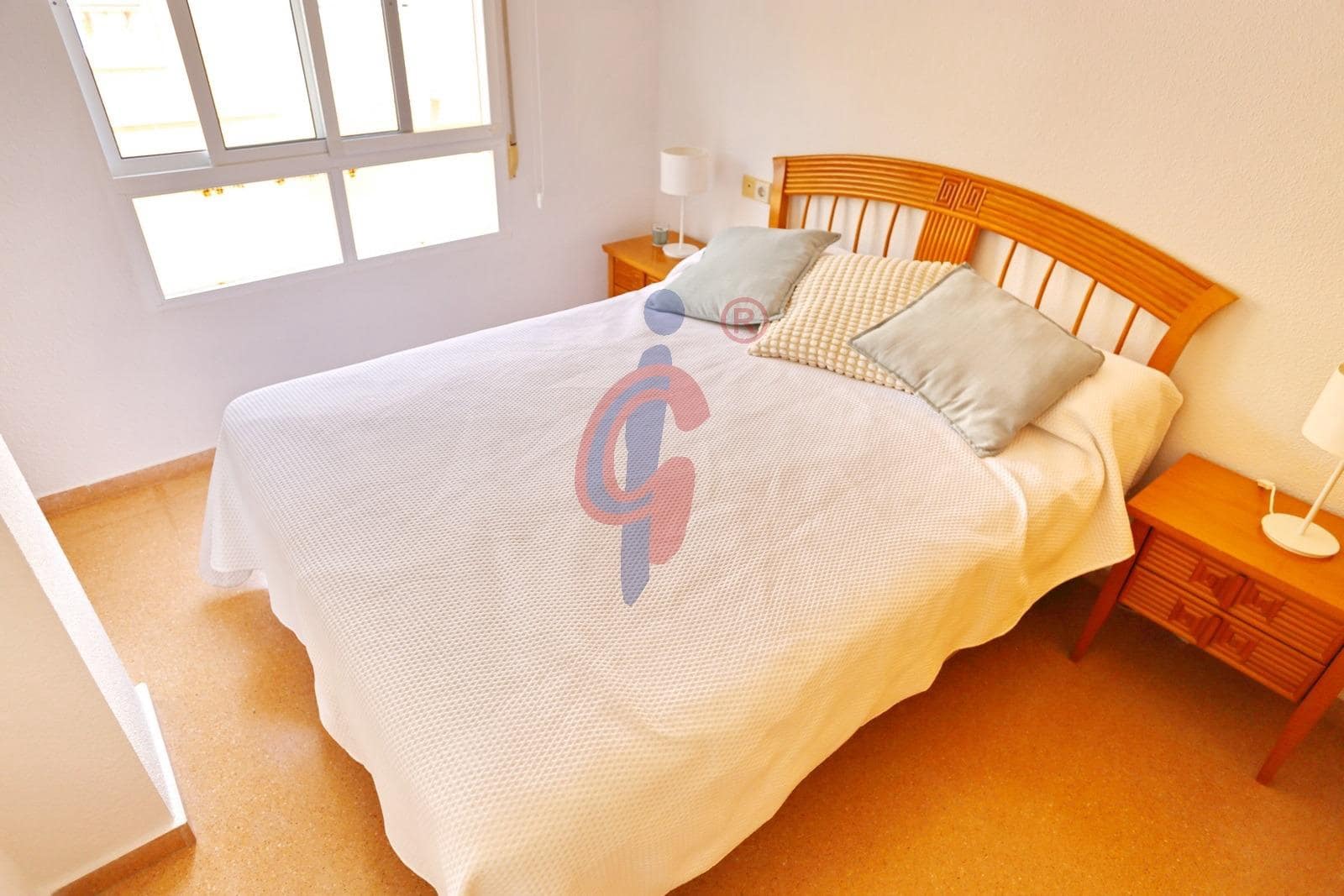 Apartamento de 2 habitaciones en Guardamar del Segura en alquiler con garaje - 1.000 € (Ref: 9882008)