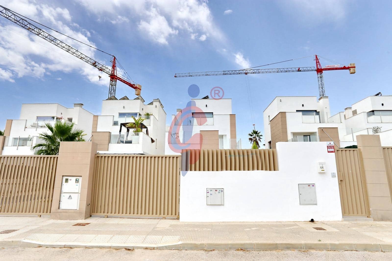 3 soveværelse Rækkehus til salg i Guardamar del Segura med swimmingpool garage - € 450.000 (Ref: 9975536)