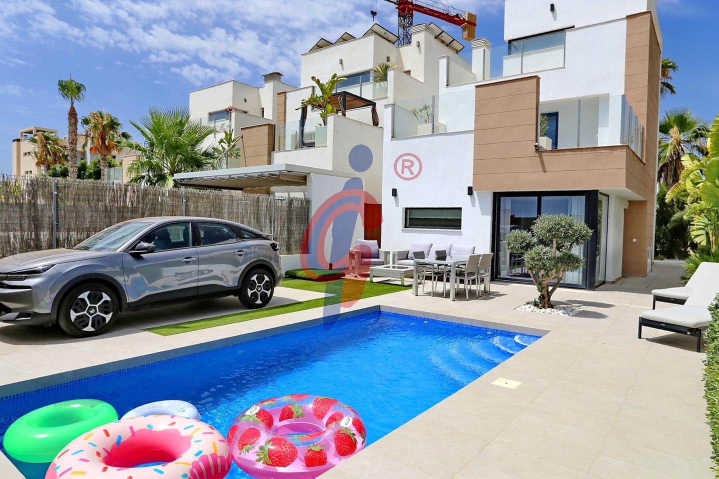 3 soveværelse Rækkehus til salg i Guardamar del Segura med swimmingpool garage - € 450.000 (Ref: 9975536)
