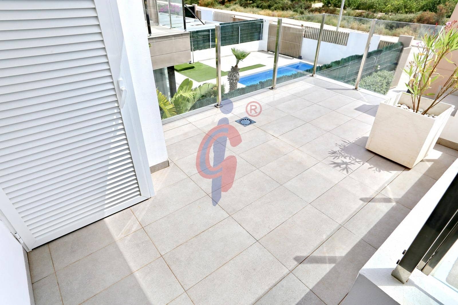 3 soveværelse Rækkehus til salg i Guardamar del Segura med swimmingpool garage - € 450.000 (Ref: 9975536)