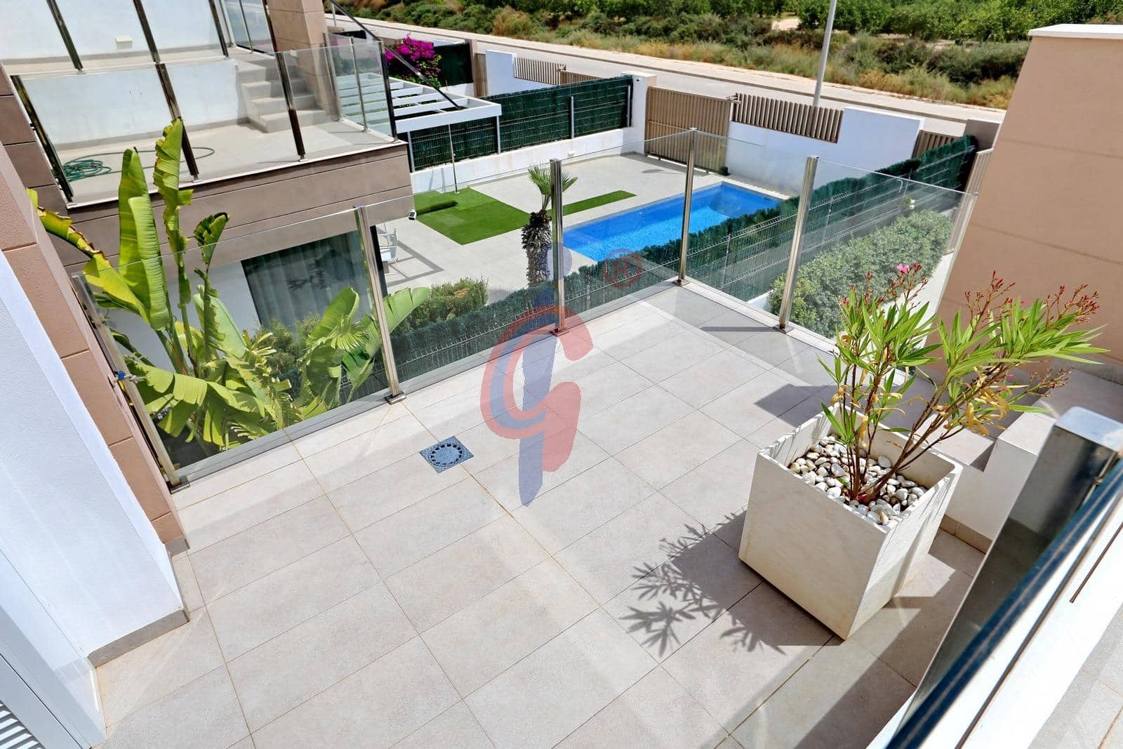 3 soveværelse Rækkehus til salg i Guardamar del Segura med swimmingpool garage - € 450.000 (Ref: 9975536)