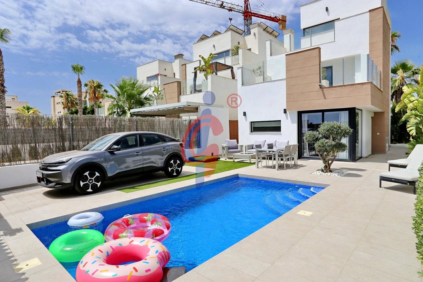 3 soveværelse Rækkehus til salg i Guardamar del Segura med swimmingpool garage - € 450.000 (Ref: 9975536)
