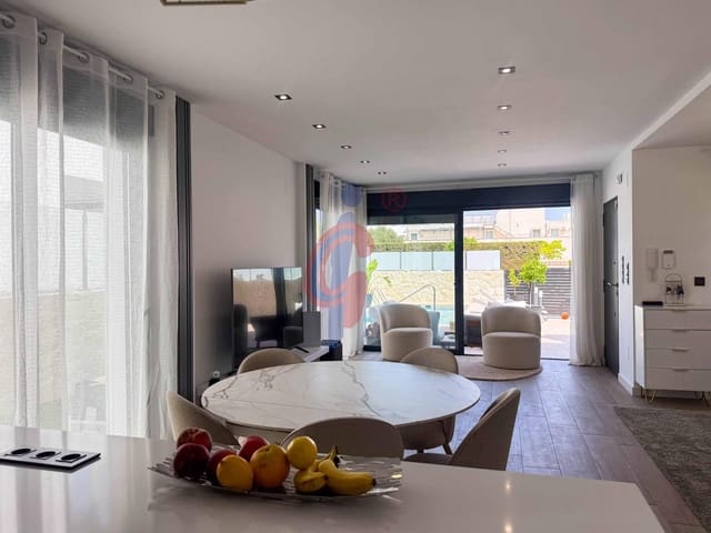 Chalet de 5 habitaciones en Punta Prima, Orihuela en venta con piscina garaje - 790.000 € (Ref: 9990803)
