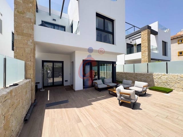 Chalet de 5 habitaciones en Punta Prima, Orihuela en venta con piscina garaje - 790.000 € (Ref: 9990803)