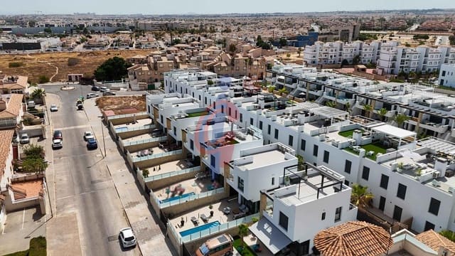 Chalet de 5 habitaciones en Punta Prima, Orihuela en venta con piscina garaje - 790.000 € (Ref: 9990803)