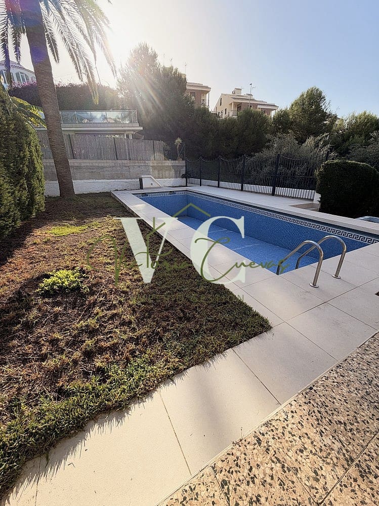 2 soverom Villa til salgs i Caleta de Velez med svømmebasseng garasje - € 470 000 (Ref: 10185473)