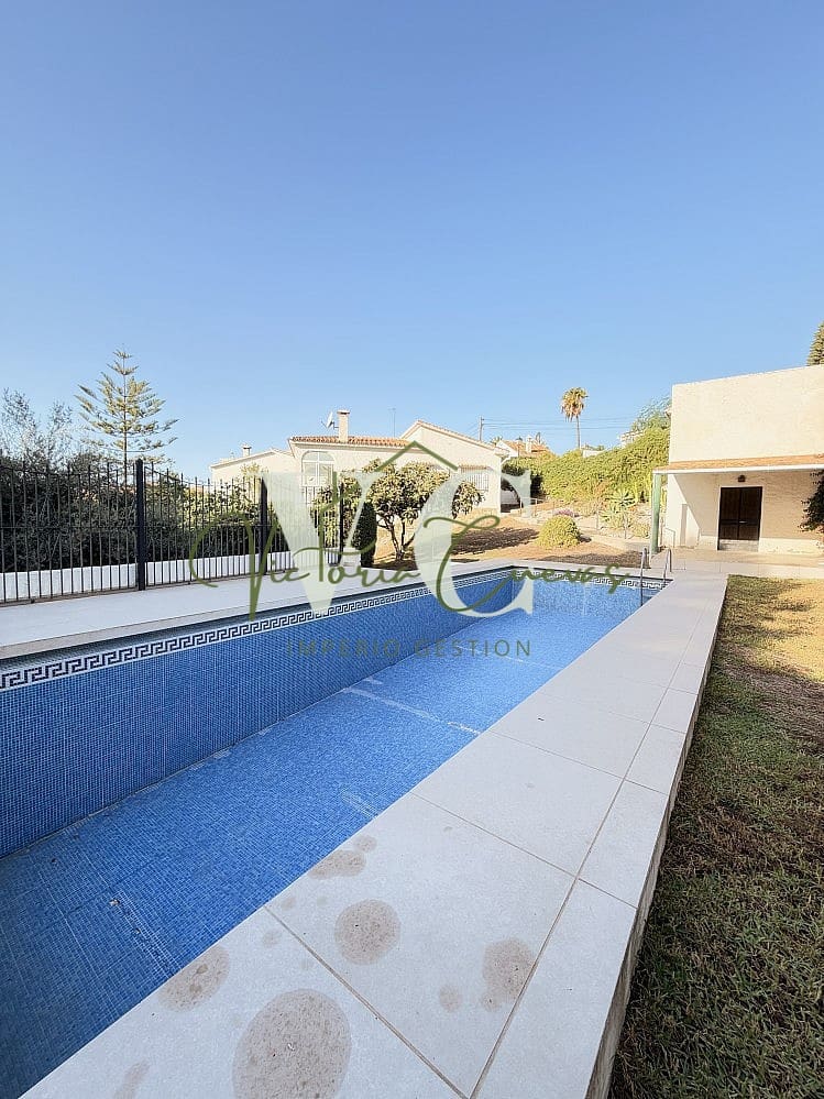 2 soverom Villa til salgs i Caleta de Velez med svømmebasseng garasje - € 470 000 (Ref: 10185473)