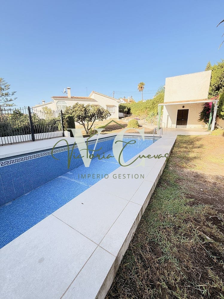 2 soverom Villa til salgs i Caleta de Velez med svømmebasseng garasje - € 470 000 (Ref: 10185473)