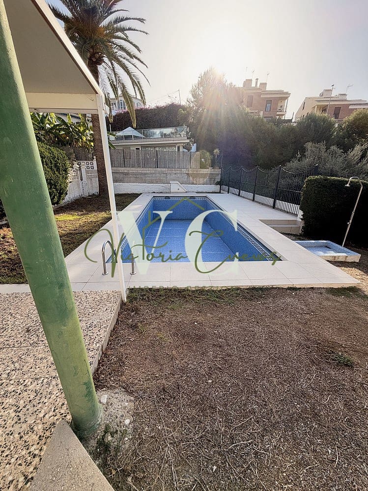 2 soverom Villa til salgs i Caleta de Velez med svømmebasseng garasje - € 470 000 (Ref: 10185473)