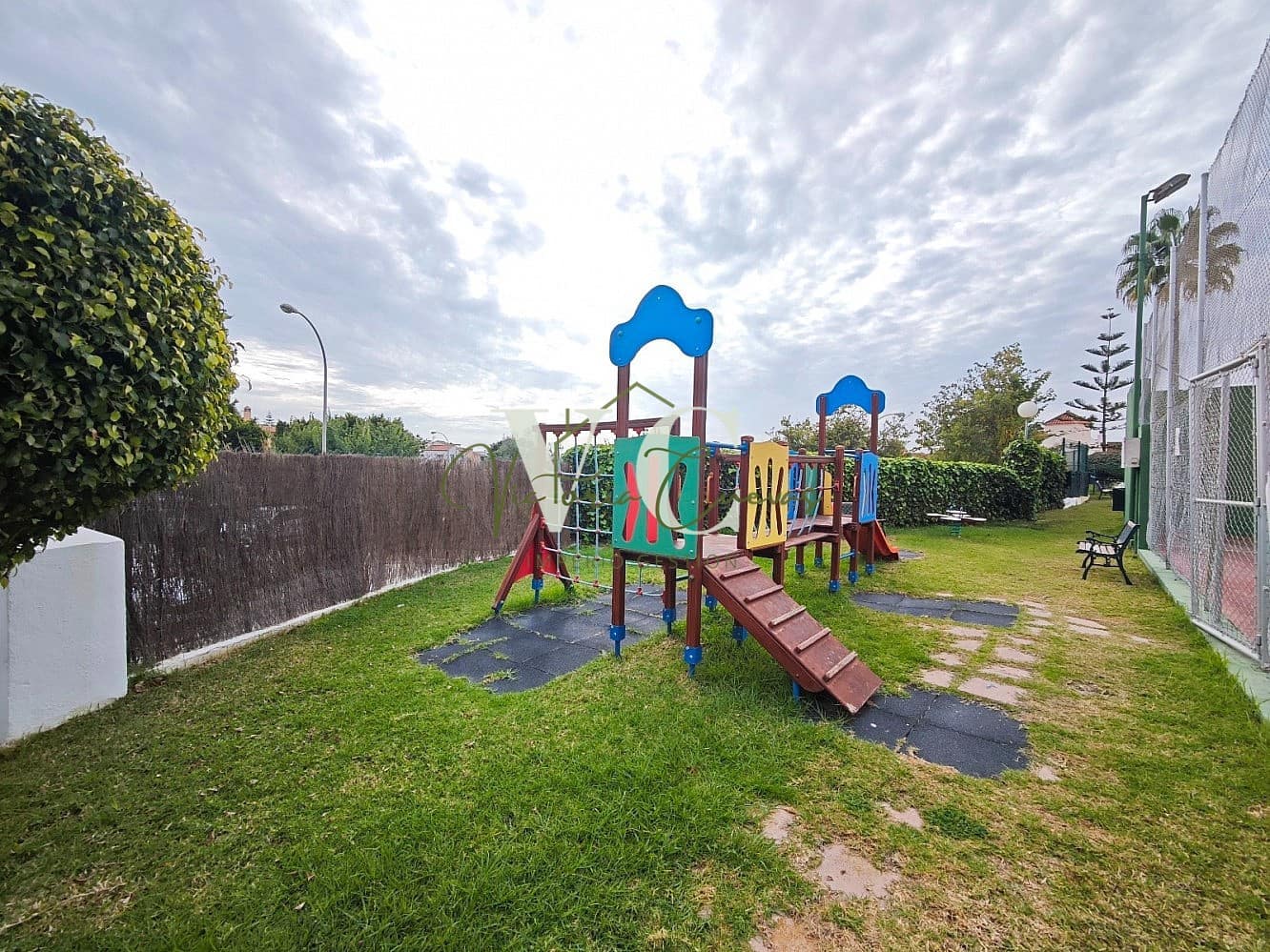 4 bedroom Villa for sale in Chilches with pool garage - € 429,000 (Ref: 9487158)