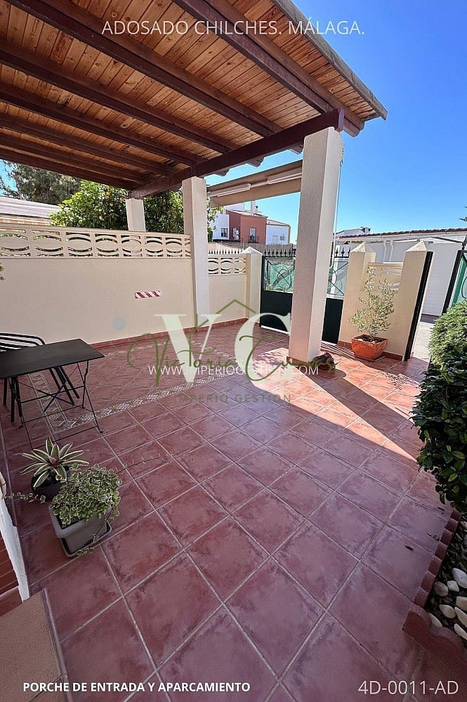 4 bedroom Villa for sale in Chilches with pool garage - € 429,000 (Ref: 9487158)