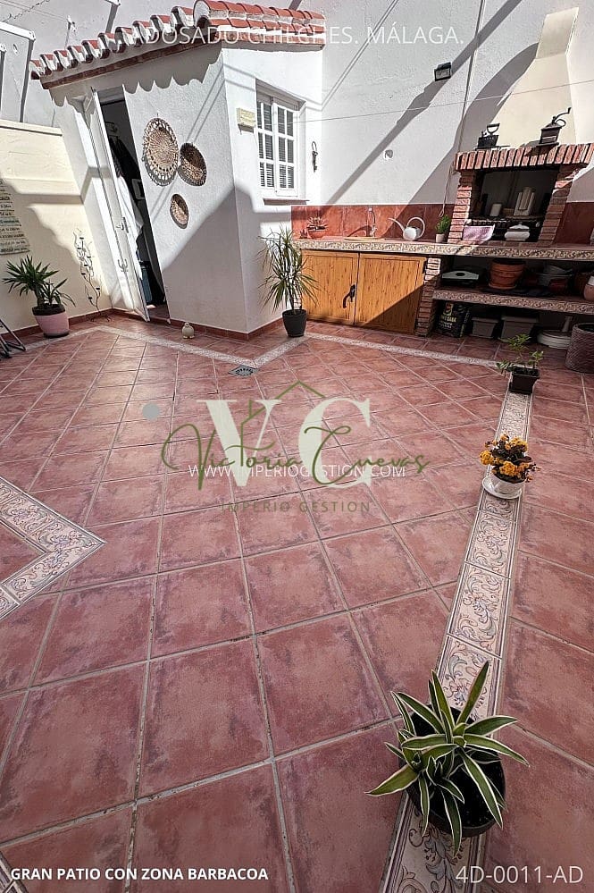 4 bedroom Villa for sale in Chilches with pool garage - € 429,000 (Ref: 9487158)