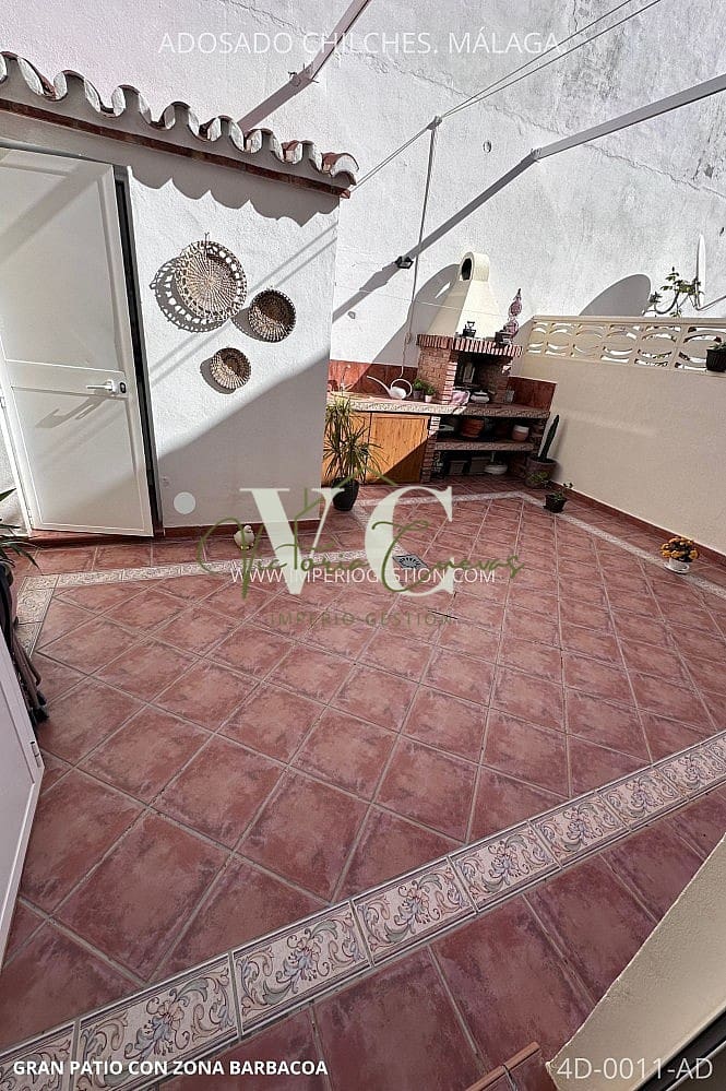 4 bedroom Villa for sale in Chilches with pool garage - € 429,000 (Ref: 9487158)