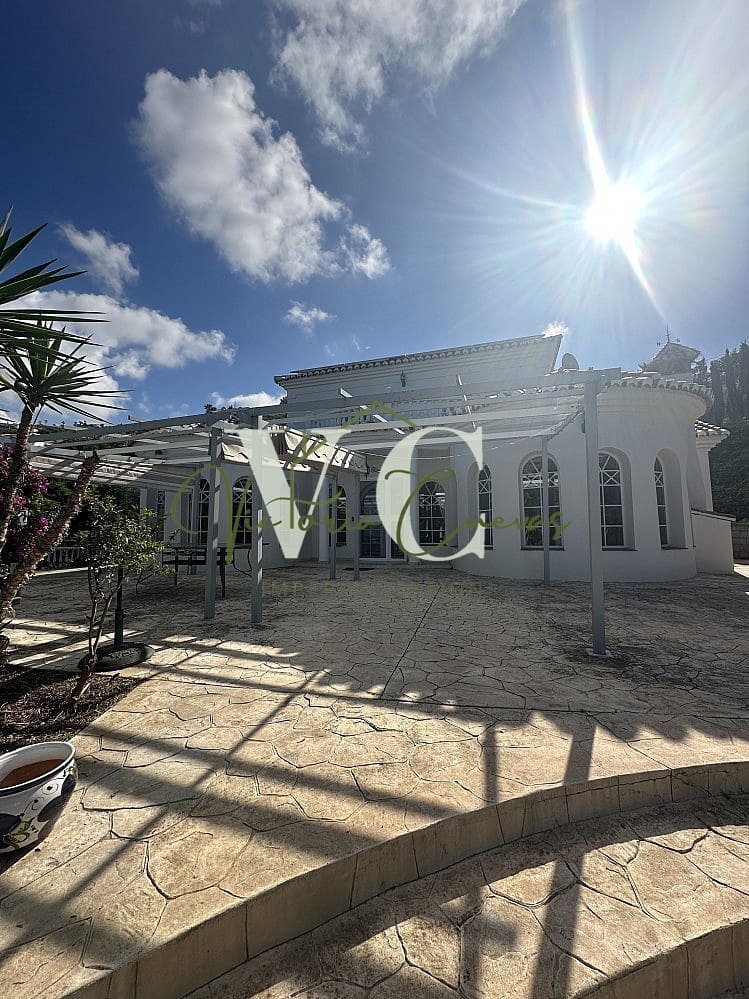 4 bedroom Villa for sale in Arenas with pool garage - € 579,000 (Ref: 9816268)