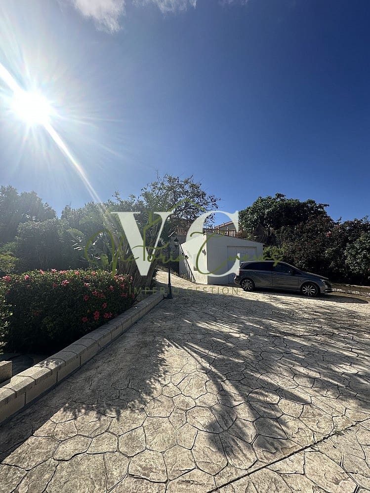 4 bedroom Villa for sale in Arenas with pool garage - € 579,000 (Ref: 9816268)